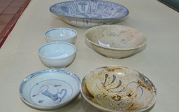 Hiến tặng nhiều chén, đĩa cổ có giá trị cho bảo tàng ở Quảng Ngãi