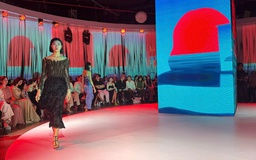 Khi thời trang, nghệ thuật thị giác và trình diễn cùng chuyển động