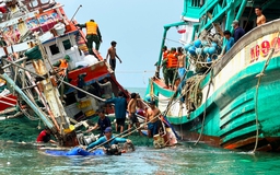 Cà Mau: Cứu 13 ngư dân của tàu cá bị chìm ở đảo Hòn Chuối