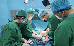 Mổ khẩn cứu ngư dân kẹt giữa 2 chiếc ghe ở đặc khu Côn Đảo