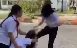 Nữ sinh lớp 8 đánh nữ sinh lớp 6: 'Bồ tao sao mày tỏ tình'