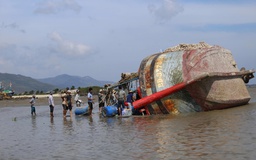 Tái thiết vùng rốn lũ: Vá lại tàu thuyền, trở lại nhịp sống mưu sinh