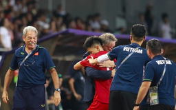 HLV Troussier bất ngờ đăng dòng trạng thái đầy cảm xúc, Đình Bắc lập tức đáp lời thầy cũ
