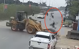 Bắt giam tài xế máy múc vì hất người phụ nữ đi xe máy lên trời