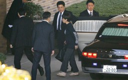 Thủ tướng Nhật gây sốt trong trang phục giản dị chuyển vào sống ở dinh thự Tokyo