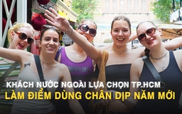 Khách Tây ra đường sớm chờ đón năm mới 2026 ở TP.HCM: 'Ở đây thật dễ thương'