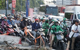 Ngày cuối năm 2025: Khu đông TP.HCM ùn ùn xe cộ, người dân về quê nghỉ lễ