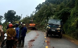 Tiếp tế thực phẩm cho người mắc kẹt trên đèo Gia Bắc do sạt lở