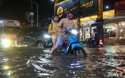Triều cường đạt đỉnh tối nay 5.12: Nhiều tuyến đường khu nam TP.HCM ngập như sông