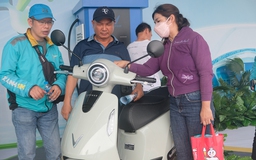 Không thể sạc trực tiếp, người dùng xe máy điện có giải pháp nào thay thế?