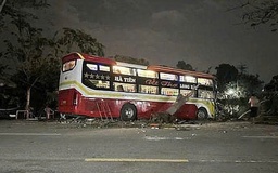 Ngồi uống nước ven đường, 2 người bị xe khách tông tử vong