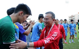 Trưởng đoàn Nguyễn Hồng Minh úy lạo U.23 Việt Nam trước trận chiến sống còn với Malaysia