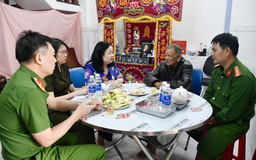 'Tim tôi như thắt lại': Nén nỗi đau riêng, chiến sĩ công an lao vào cứu dân giữa lũ dữ