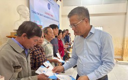 BHXH Việt Nam trao tặng thẻ BHYT cho người dân Khánh Hòa bị ảnh hưởng lũ