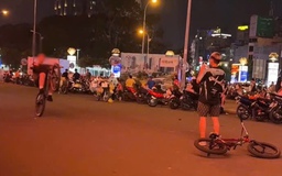 Bị CSGT phạt 400.000 đồng vì điều khiển xe đạp bằng 1 bánh