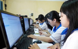 Học sinh TP.HCM làm quen với thi tốt nghiệp THPT trên máy tính