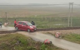 Ô tô bị kẹt trên đường ray buộc đoàn tàu phải dừng khẩn cấp
