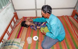 Cha già bán vé số nuôi con bệnh bại não