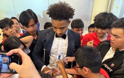 Fan bao vây Tiến Linh, phát cuồng vì Xuân Son, Bùi Vĩ Hào nhận phần thưởng đặc biệt Fan bao vây Tiến Linh, phát cuồng vì Xuân Son, Bùi Vĩ Hào nhận phần thưởng đặc biệt
