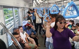 Mùng 7: Metro số 1 đã bớt đông nhưng vẫn còn người đi du xuân