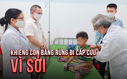 Khiêng con băng rừng đi cấp cứu vì sốt cao do sởi ở Nam Trà My