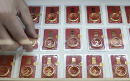 Giá vàng tăng kỷ lục, USD hạ nhiệt