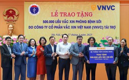 Hệ thống tiêm chủng VNVC tặng Bộ Y tế nửa triệu liều vắc xin sởi chống dịch