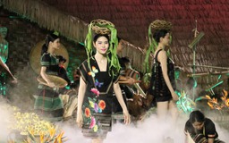 'Ngày mới trên sóc Bom Bo' được nhà thiết kế Minh Hạnh tái hiện qua thổ cẩm