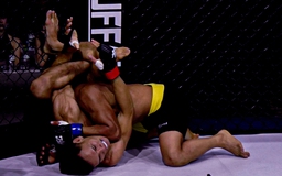 Tung đòn 'khóa' cực hiểm, võ sĩ Việt Nam thắng knock-out cao thủ Trung Quốc