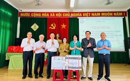 Nguyên Phó chủ tịch nước Đặng Thị Ngọc Thịnh tặng quà cho trẻ khuyết tật