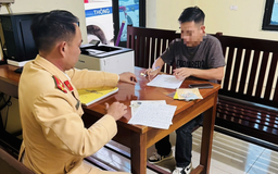 Phạt 5 triệu đồng, trừ 4 điểm GPLX tài xế dùng điện thoại khi lái xe