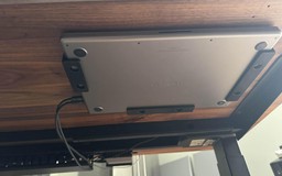 Kẹp MacBook dưới gầm bàn có thể gây hỏng máy