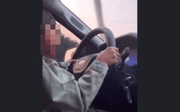 Người bố cho con gái 6 tuổi lái ô tô đổ lỗi do con nghịch ngợm