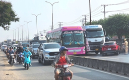 Ô tô 5 chỗ bị tông xoay ngang, đường về miền Tây ùn xe nhiều km