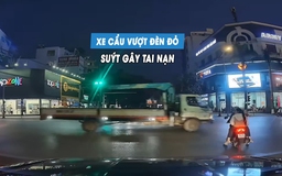 Xe cẩu vượt đèn đỏ, suýt gây tai nạn trên phố