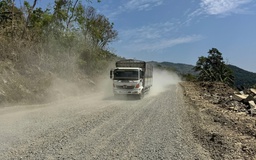 Thi công quốc lộ 28B gây bụi mịt mù