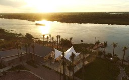 Waterpoint, thành phố có sông 'ôm'