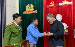 Người đạp xích lô đến công an nhờ tìm chủ nhân chiếc ví đánh rơi