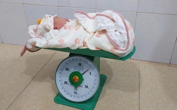 Quảng Bình: Bé gái sơ sinh bị bỏ rơi trong đêm lạnh
