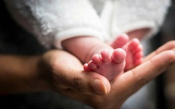 Nhận nuôi trẻ sơ sinh trước Bệnh viện Từ Dũ rồi tìm người bán lại
