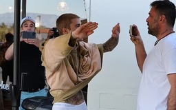Justin Bieber nổi cáu với paparazzi giữa ồn ào rạn nứt hôn nhân