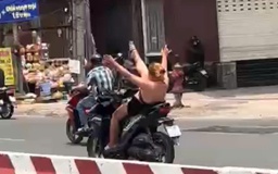 TP.HCM: Cô gái mặc áo yếm, 'diễn xiếc' khi đang lái xe máy