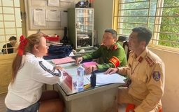 Vụ cô gái 'diễn xiếc' khi lái xe máy: Xuất trình giấy chứng nhận bị bệnh tâm thần