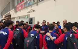 HLV Roland chia tay đội U.17 Việt Nam tại sân bay Nội Bài, nói những lời ruột gan