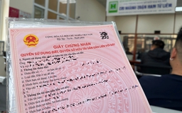 Vẫn còn 'lót tay' khi làm sổ đỏ, 'bồi dưỡng' cán bộ y tế