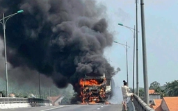 Quảng Ngãi: Xe tải bốc cháy dữ dội trên cầu vượt Diên Trường