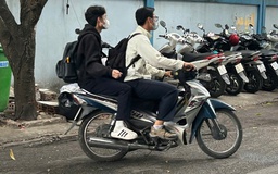 Học sinh ‘đầu trần’ chạy xe máy đến trường, phụ huynh xem thường mạng sống của con?