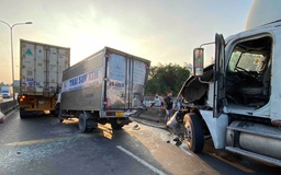 Tai nạn liên hoàn container 'kẹp' xe tải trên cầu Phú Mỹ