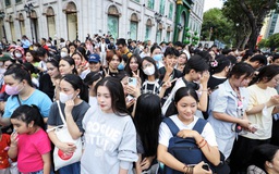 Người dân đổ về trung tâm TP.HCM, chọn chỗ 'xịn' để xem hợp luyện diễu binh