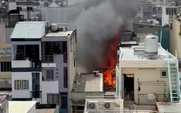 TP.HCM: Cháy nhà ở Q.4 giữa trưa nắng gắt